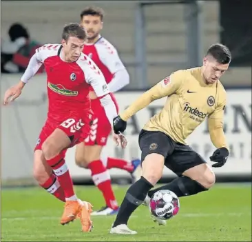  ??  ?? Luka Jovic, en el partido que disputó contra el Friburgo con el Eintracht.