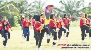  ??  ?? ANTARA aksi pelajar membuat persembaha­n senamrobik.