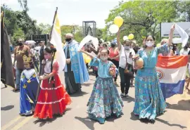  ??  ?? Niñas vestidas con trajes típicos encabezaro­n la caravana de bienvenida.