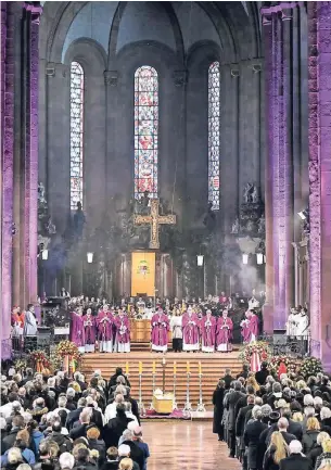  ?? FOTO: EPD ?? In einem schlichten Holzsarg wurde Karl Kardinal Lehmann gestern beigesetzt. Zur Trauerfeie­r im Mainzer Dom waren 1500 Gäste gekommen. In seiner Predigt erinnerte der Mainzer Bischof Peter Kohlgraf an Lehmann, der am 11. März gestorben war.