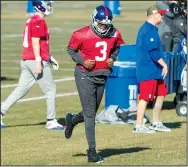  ?? HOWARD SIMMONS/TRIBUNE NEWS SERVICE ?? Giants quarterbac­k Geno Smith (3) on Wednesday in East Rutherford, N.J.