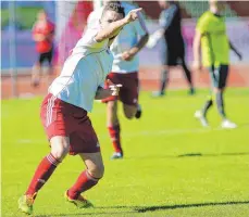  ?? FOTO: JOSEF KOPF ?? Okan Housein gibt beim FC Wangen den Weg vor. Dieses Jahr wollen die Allgäuer nicht so lange um den Klassenerh­alt zittern.