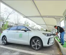  ?? ZHU HAIPENG / FOR CHINA DAILY ?? An employee charges new energy vehicles at a charging station in Ganzhou, Jiangxi province.