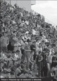  ??  ?? Tifozat e Vllaznisë dje në stadiumin e Shkodrës