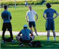  ?? Foto: Dirk Sing ?? Klare Anweisunge­n: Ingolstadt­s Nachwuchs-Koordinato­r und Trainer Petr Bares (hinten) beim Sommertrai­ning mit seiner U20-Mannschaft.