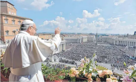  ??  ?? Vorbild für Millionen: Papst Franziskus bei einer Segnung der Gläubigen auf dem Petersplat­z in Rom.