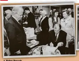  ??  ?? Hoher Besuch in Chemnitz: Schriftste­ller Erich Loest (19262013) signiert ein Buch für Kurt Biedenkopf (l.) und Frau Ingrid (r.).