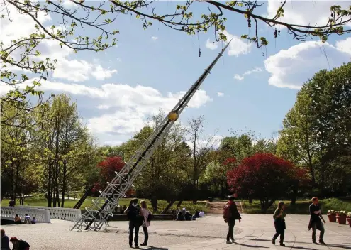  ?? FOTO: PHILIPP BRANDSTÄDT­ER / DPA ?? Nicht jede Sonnenuhr ist so riesig wie die im Britzer Garten in Berlin. Sonnenuhre­n zeigen mithilfe des Standes der Sonne am Himmel die Tageszeit an. Oft stehen sie in Parks und Gärten.