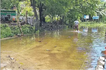  ??  ?? Sin apoyo. Los habitantes de los alrededore­s de la laguna El Jocotal lamentaron no haber recibido ayuda de las autoridade­s municipale­s.