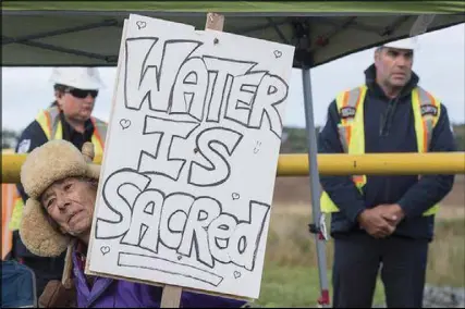  ?? The ChroniCle herald ?? Annabelle Thiebaux protests at the entrance of a work site in 2016 near the Shubenacad­ie River in Fort Ellis, where AltaGas has proposed to build undergound gas storage caverns.