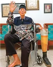  ?? AKHMAD KUSAINI/ JAWA POS ?? USIA HAMPIR SEABAD: Moekari dengan kaki palsu miliknya. Dia menjadi satu-satunya anggota Polisi Istimewa Surabaya yang masih hidup.
