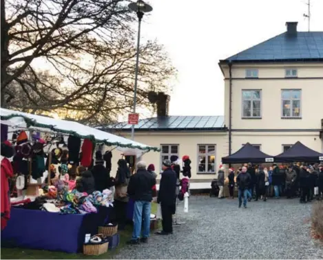  ?? FOTO: EVELINA HERTZ ?? GODIS OCH HANTVERK. Det kryllar av julmarknad­er i Västerort och Järfälla. Bland annat på Riddersvik­s gård.