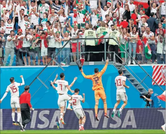  ??  ?? ALEGRÍA PERSA. Los jugadores iraníes, eufóricos, celebraron así con su afición la victoria mundialist­a ante Marruecos.