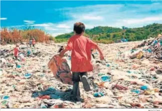  ?? MOVISTAR + ?? Aminodín corretea por su hogar, el vertedero de Papandayan, en busca de vidrio y latas.