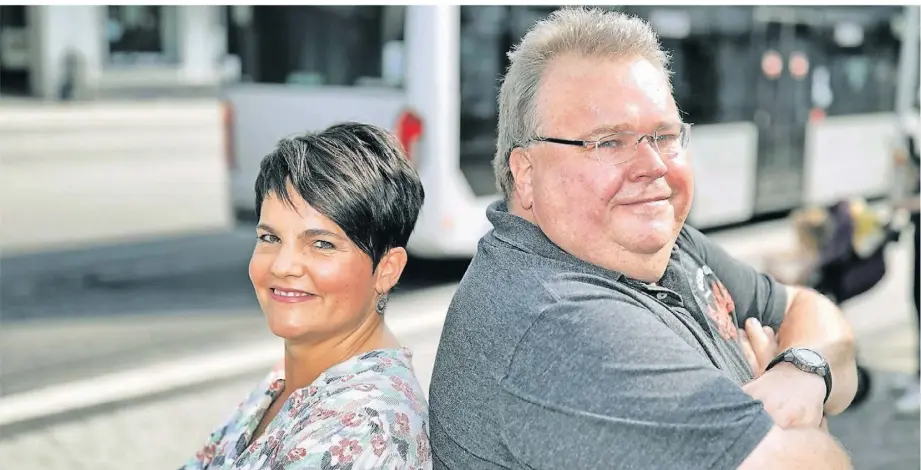  ?? FOTO: STEPHAN KÖHLEN ?? Zwei Meinungen auf dem Jubiläumsp­latz in Mettmann: Grünen-politikeri­n Rebecca Türkis trifft auf Rp-redakteur Dirk Neubauer.