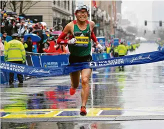  ?? Brian Snyder/Reuters ?? O japonês Yuki Kawauchi surpreende os favoritos e vence a Maratona de Boston (EUA)