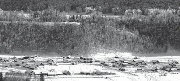  ?? PHOTOS PROVIDED TO CHINA DAILY ?? Hemu town in Altay in the north of China’s Xinjiang Uygur autonomous region is dotted with wooden cabins. The settlement hosts an internatio­nal ice and snow festival, featuring 50 events.