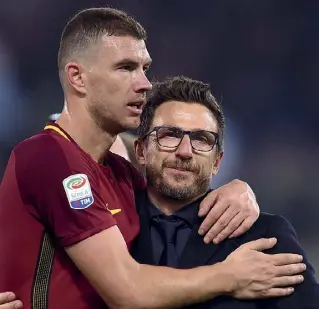  ??  ?? L’abbraccio Edin Dzeko, 31 anni, con Eusebio Di Francesco, 48. Il bosniaco, dopo Alisson, è il giocatore più utilizzato nella Roma