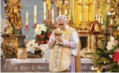  ?? Foto: Peter Bauer ?? In der Stunde des Abschieds wohl auch mit seinen Gedanken für Augenblick­e allein: Der Maria Vesperbild­er Wallfahrts­direktor Wilhelm Imkamp während des Pilgeram tes. Die Feierln wurden vom Musikverei­n Ziemetshau­sen umrahmt.