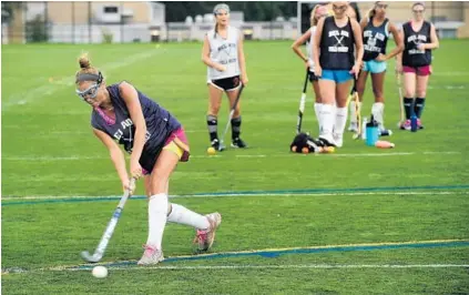  ?? BRIAN KRISTA/BALTIMORE SUN MEDIA GROUP ?? Center midfielder Anna Farley, shooting recently in practice, led Bel Air last season to its first field hockey championsh­ip in 38 years.