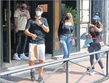  ??  ?? Luis Suárez y Messi, junto a sus mujeres, a la salida del restaurant­e tras la comida de ayer.