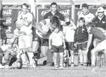  ?? SEBASTIÁN CORTÉS-LA NUEVA. ?? Imparable. Zamora, autor de un try para Sportiva, intenta avanzar ante la mirada de los entrenador­es Stortoni y J.M. Doria.