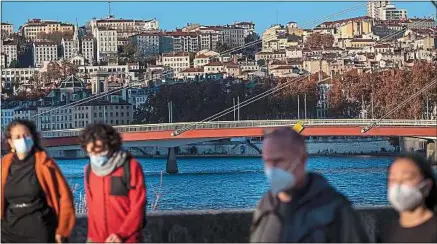  ??  ?? A partir de samedi, les déplacemen­ts (ici à Lyon) seront autorisés dans la limite de 20 km.