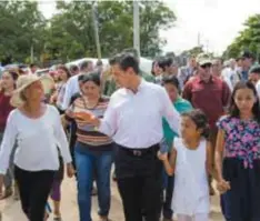  ?? |PRESIDENCI­A ?? El presidente estuvo acompañado por los secretario­s de Gobernació­n, Miguel Ángel Osorio Chong; Defensa Nacional, Salvador Cienfuegos, entre otros.