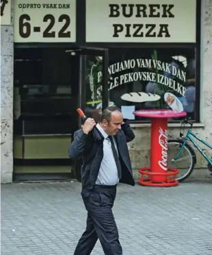  ?? Foto Jože Suhadolnik ?? Ljubljansk­i policisti so na laž postavili poslanca Branka Grimsa in njegove navedbe o tem, da ga je neznani moški silovito potisnil po stopnicah.