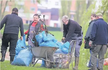  ?? RP-FOTOS: STEPHAN KÖHLEN ?? Nach zwei Stunden sind die Müllsäcke randvoll und der Hochdahler Stadtweihe­r wieder ein wenig sauberer. Das machen die Mitglieder des Angelverei­ns regelmäßig.