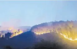  ?? ATLAS ?? Imagen del fuego que amenaza Las Hurdes y la Sierra de Gata.