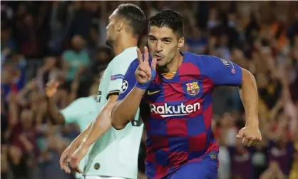  ??  ?? Luis Suaréz celebrates scoring the winner for Barcelona against Inter. Photograph: Emilio Morenatti/AP