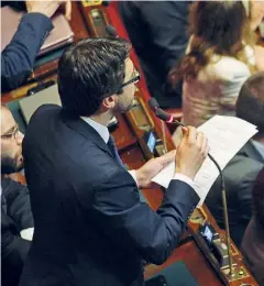  ??  ?? L’intervento Il deputato del Movimento 5 Stelle Andrea Colletti, 32 anni, di Pescara, è intervenut­o ieri in Aula dopo il discorso del premier Enrico Letta. Ha accusato il governo di essere «una mano di vernice su un muro irrimediab­ilmente rovinato...