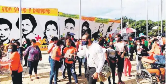  ??  ?? Las mujeres están reclamando cada día respeto para su dignidad y derecho efectivo a mandar en sus cuerpos.