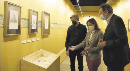  ?? FRANCISCO GONZÁLEZ ?? José María Domenech, Cristina Casanueva y Pepe Luque observan una de las vitrinas de joyas.