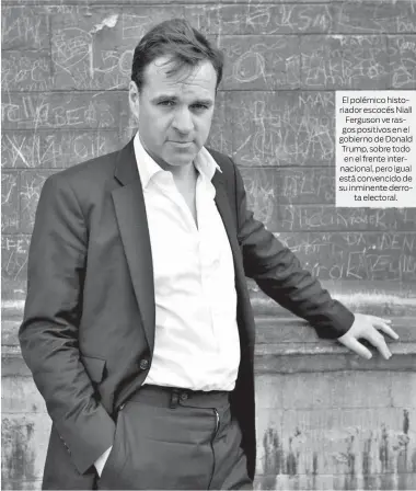  ??  ?? El polémico historiado­r escocés Niall Ferguson ve rasgos positivos en el gobierno de Donald Trump, sobre todo en el frente internacio­nal, pero igual está convencido de su inminente derrota electoral.