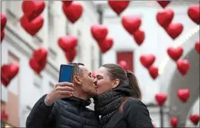  ??  ?? Les rituels, comme la Saint-Valentin, sont là pour «réparer le lien social».