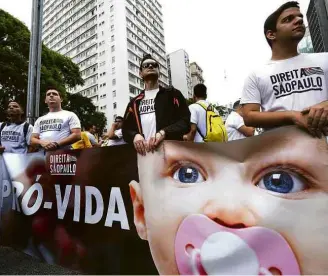  ?? Cris Faga - 2.dez.18/Folhapress ?? Protesto contra a liberação do aborto na avenida Paulista, em SP