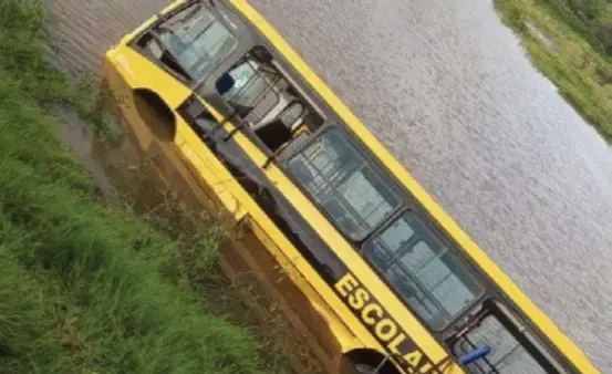  ?? ?? Seis alunos ficaram feridos após um ônibus escolar cair em um açude localizado no distrito de Água Branca, em Serra Talhada