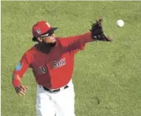  ?? AP ?? El jardinero de los Medias Rojas de Boston, Aneury Tavarez, atrapa una pelota bateada por Ryan Boldt de Tampa Bay Rays en la octava entrada de un juego de entrenamie­nto de primavera, en Fort Myers.