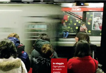  ??  ?? In viaggio Ogni giorno in metrò viaggia oltre un milione di passeggeri. Qui lavorano gli uomini della Polmetro, impegnati in una quotidiana caccia ai molestator­i