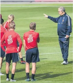  ?? FOTO: BERIT ROALD / NTB SCANPIX ?? DIRIGERER: Landslagst­rener Lars Lagerbäck dirigerte troppene under tirsdagens landslagst­rening på Ullevaal stadion.