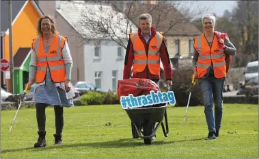  ?? Photo Valerie O’Sullivan ?? Sneem Tidy Towns Volunteers, Jane Evans, Tadgh Healy, KWD and Sharon Evans.