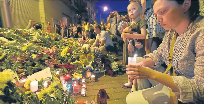  ?? afp ?? Una multitud se congregó anoche en la embajada holandesa en Kiev para homenajear a los muertos en la tragedia