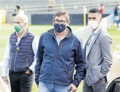  ?? A.J. GONZÁLEZ ?? Miguel Valenzuela (i), director general, Javier González (c), consejero delegado, y Juanito (d), director deportivo.