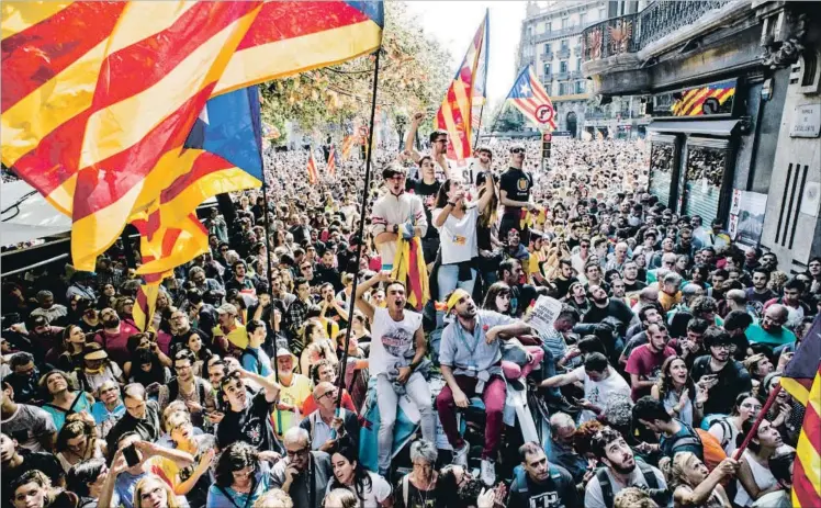  ?? XAVIER CERVERA ?? Mientras los agentes estaban dentro de la Conselleri­a d’Economia, la multitud tomó la calle.