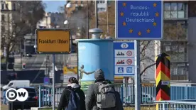  ??  ?? Passanten kommen vom polnischen Slubice über den Grenzüberg­ang Stadtbrück­e nach Frankfurt (Oder) in Brandenbur­g