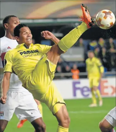  ??  ?? EN EL AIRE. Carlos Bacca, en una acción de juego, en esta temporada.