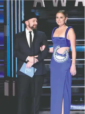  ?? LAURA FARR/TRIBUNE NEWS SERVICE ?? Kristian Bush, left, and Jennifer Nettles of Sugarland at the 51st Annual CMA Awards on Nov. 8, 2017, in Nashville.