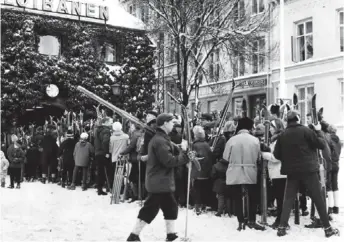  ?? ARKIVFOTO: JO STRAUBE ?? DEN GANG DA: Fra nedre stasjon vinteren 1968. Fløibanen var svaert populaer de få dagene det var skiføre.